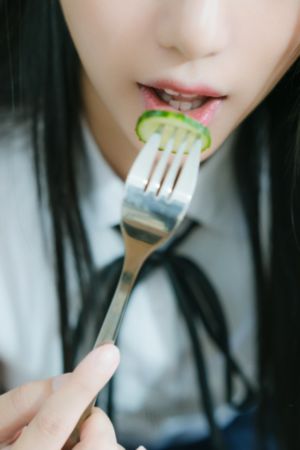 欧美风少女黑色连衣裙_DVD全集免费观看